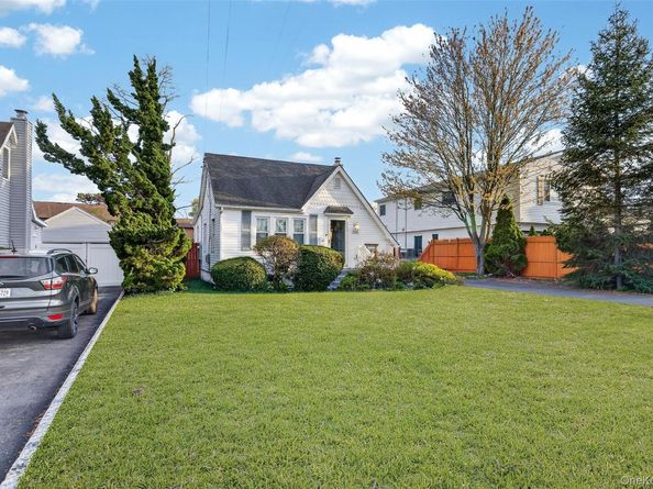 266 Neptune Avenue, West Babylon NY 11704