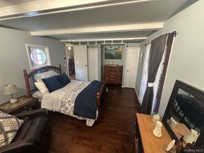 33 Hollins Lane, East Islip NY 11730
