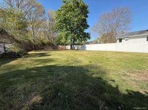 7 E Lakeland Street, Bay Shore NY 11706