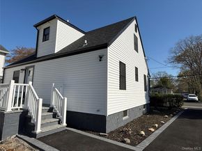 7 E Lakeland Street, Bay Shore NY 11706