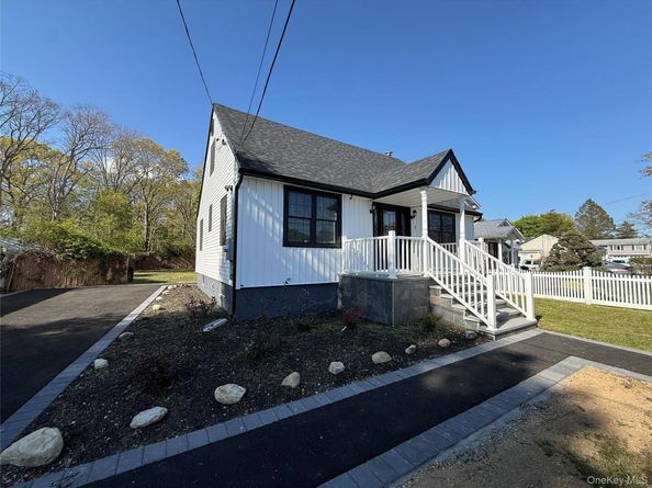 7 E Lakeland Street, Bay Shore NY 11706
