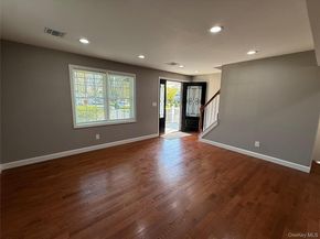 7 E Lakeland Street, Bay Shore NY 11706