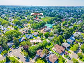 105 Serpentine Lane, Albertson NY 11507