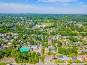 105 Serpentine Lane, Albertson NY 11507