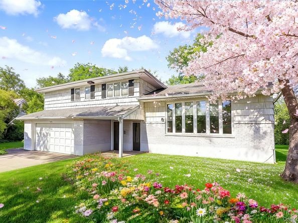 105 Serpentine Lane, Albertson NY 11507