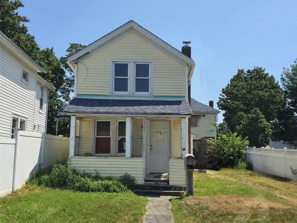 31 Union Ave, Patchogue NY 11772