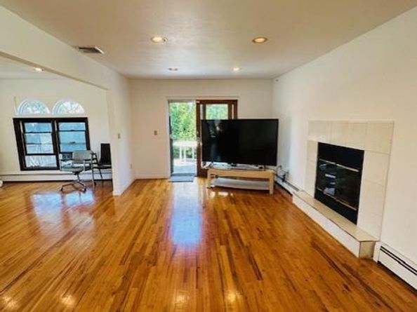 31 Woodward Street, Roslyn Heights NY 11577