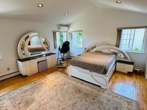 31 Woodward Street, Roslyn Heights NY 11577