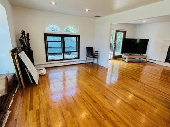 31 Woodward Street, Roslyn Heights NY 11577
