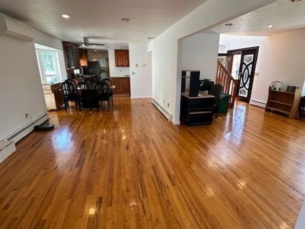 31 Woodward Street, Roslyn Heights NY 11577