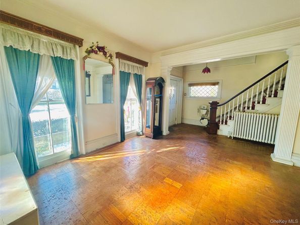 25 Shore Lane, Bay Shore NY 11706