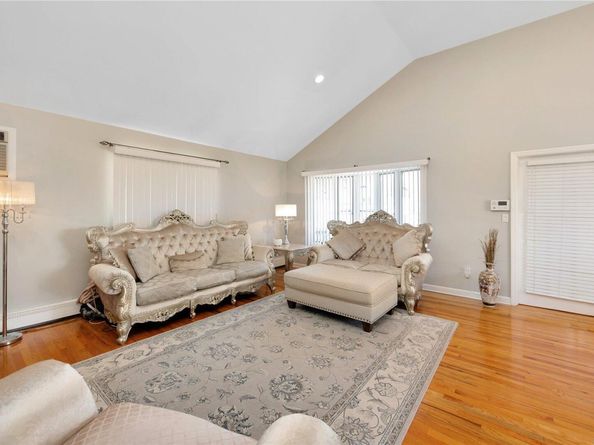 245 W Chester Street W, Long Beach NY 11561