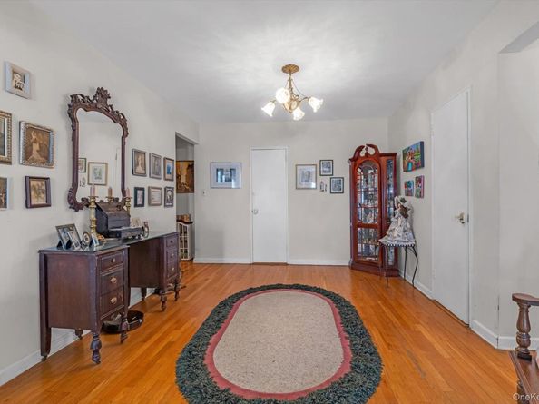 83-35 139 Street 5M, Briarwood NY 11435