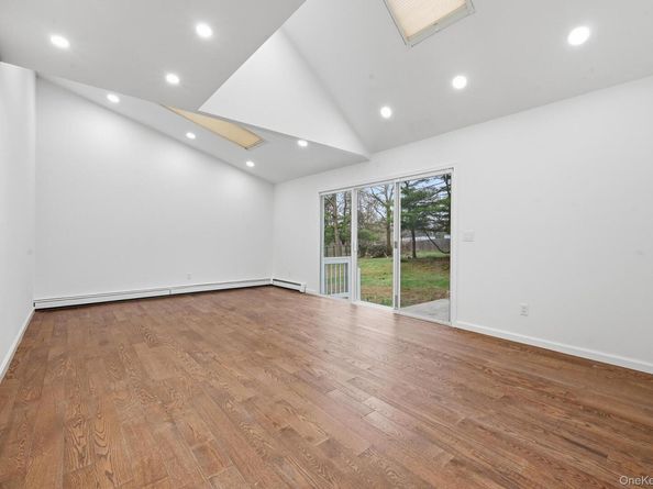 19 Sherwood Court, Ronkonkoma NY 11779