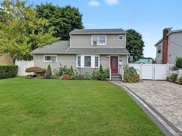 95 E Booker Avenue, Wyandanch NY 11798
