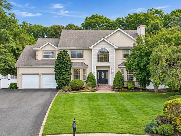 5 Sky View Court, Hauppauge NY 11788