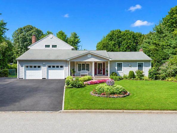 29 Niewood Drive, Ridge NY 11961