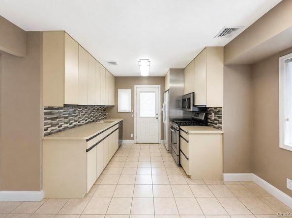 62 Wellesley Lane, Hicksville NY 11801