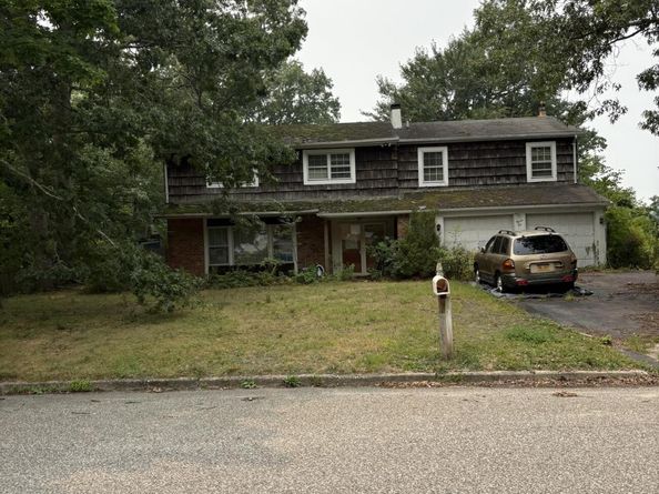 36 Forest Lane, Coram NY 11727