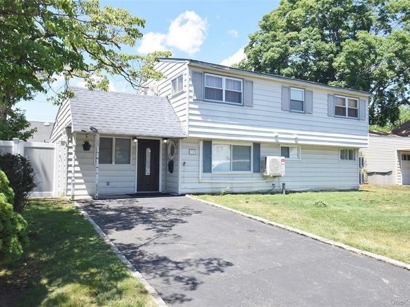 32 W Cabot Lane, Westbury NY 11590
