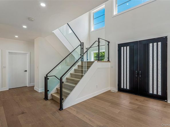 97 North Court, Roslyn Heights NY 11577