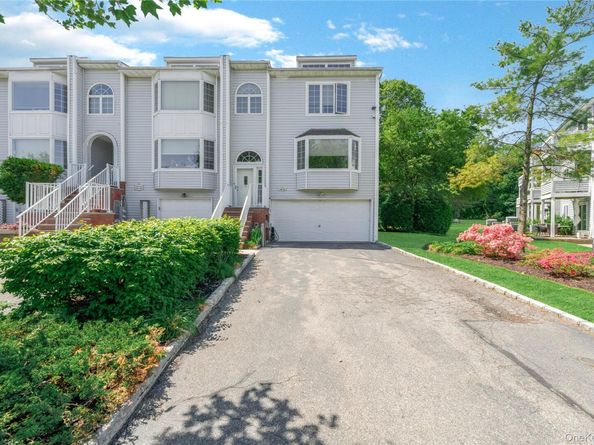 240-02 Oak Park Drive 18C, Douglaston NY 11362