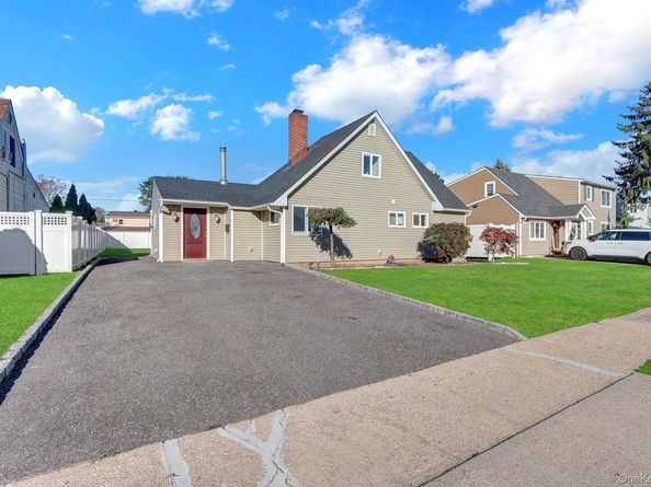 24 Wheelbarrow Lane, Wantagh NY 11793