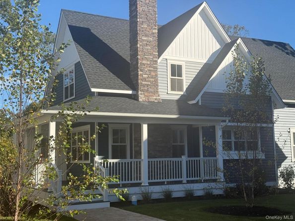 11 Willow Blu Court, East Islip NY 11730