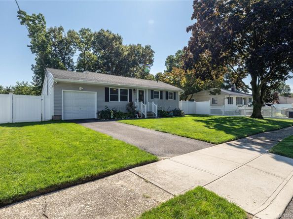 5 Norwalk Lane, Selden NY 11784