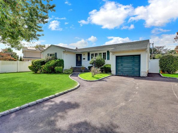 3 Daniel Drive, Farmingdale NY 11735