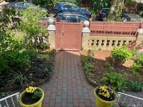 8424 109th Street, Richmond Hill NY 11418