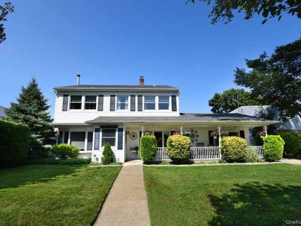 15 Hilltop Road, Levittown NY 11756