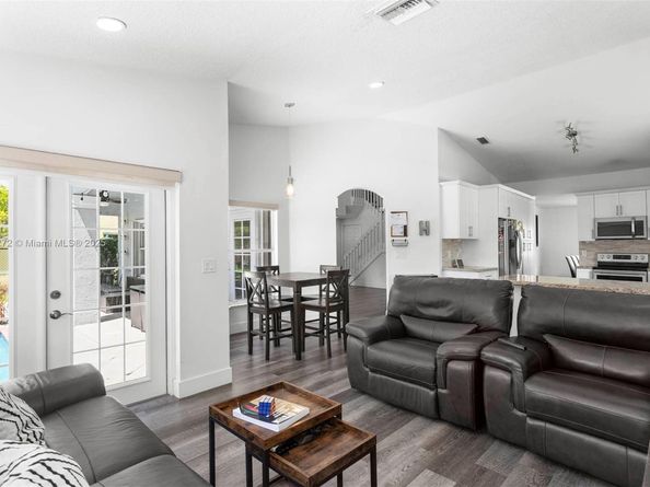 331 NW 189th Ter, Pembroke Pines FL 33029