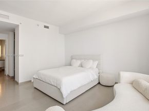 68 SE 6th St 2701, Miami FL 33131