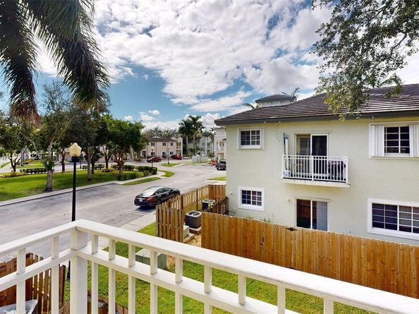 374 NE 27th Ave 201, Homestead FL 33033