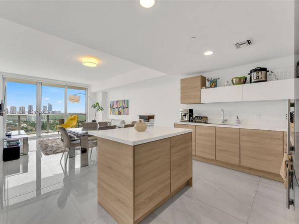 16385 Biscayne Blvd 1819, North Miami Beach FL 33160