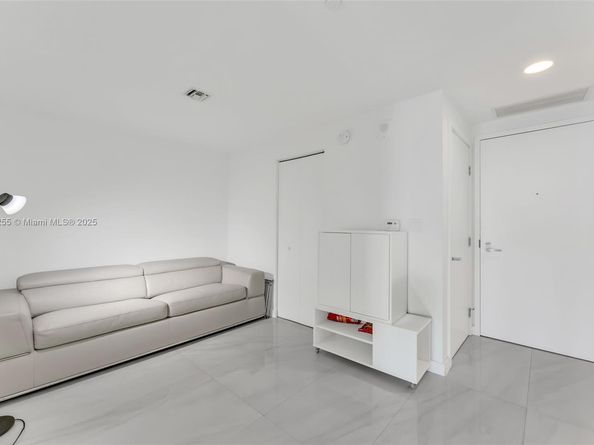 16385 Biscayne Blvd 1819, North Miami Beach FL 33160