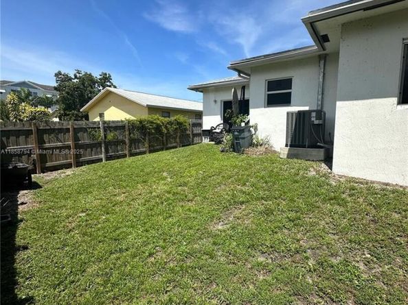 14 SW 7th Ave, Dania Beach FL 33004