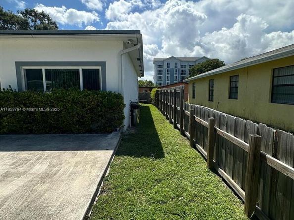 14 SW 7th Ave, Dania Beach FL 33004
