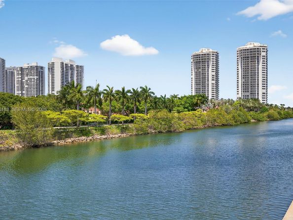 3675 N Country Club Dr 410, Aventura FL 33180