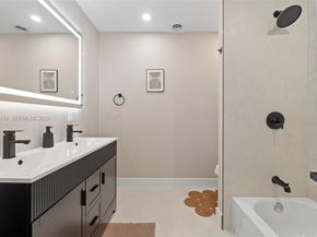 5341 SW 1st St, Plantation FL 33317