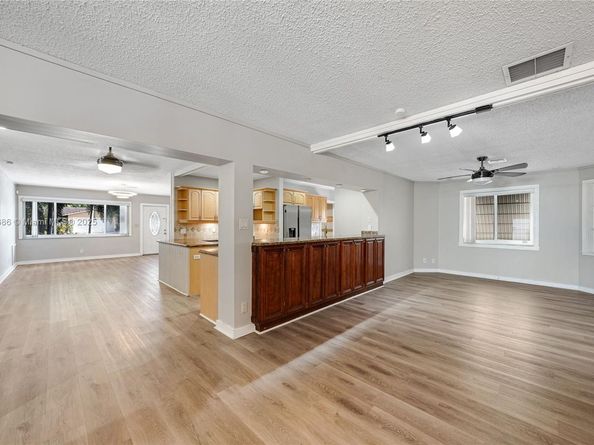 7801 NW 40th St, Coral Springs FL 33065
