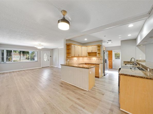 7801 NW 40th St, Coral Springs FL 33065