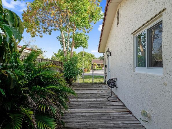 7801 NW 40th St, Coral Springs FL 33065