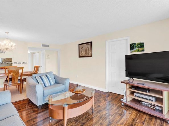 2951 E Sunrise Lakes Dr 209, Sunrise FL 33322
