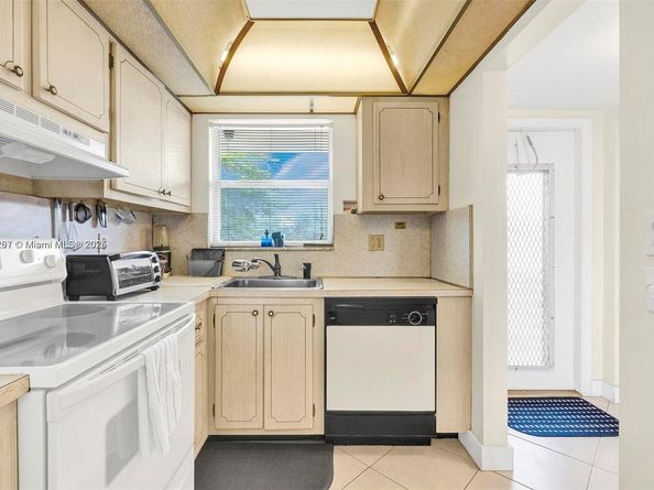2951 E Sunrise Lakes Dr 209, Sunrise FL 33322