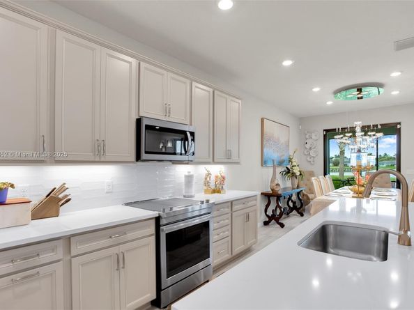 7700 NW 84th Ln, Tamarac FL 33321