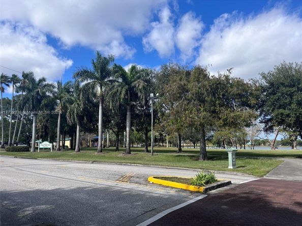 111 Royal Park Dr 2G, Oakland Park FL 33309