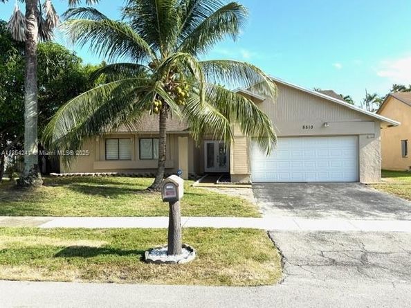 8510 NW 46th Ct, Lauderhill FL 33351