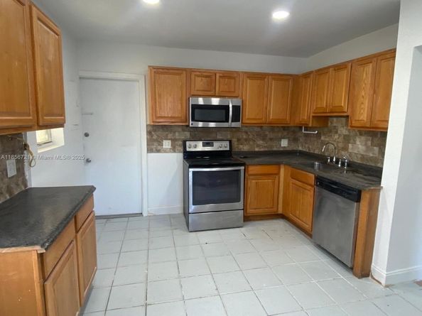 894 NW 108th St, Miami FL 33168